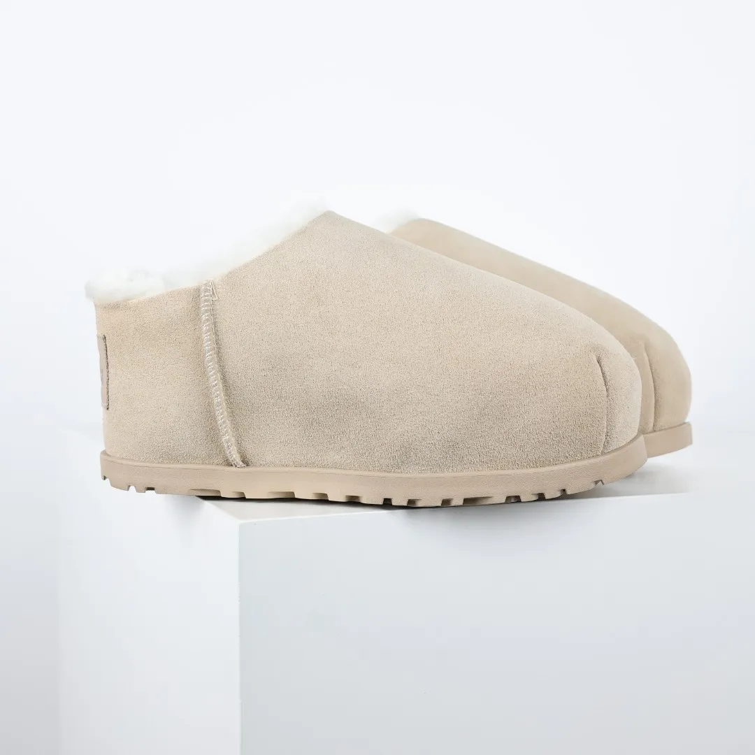 Pick up locally 💰660 Core recommended good price It is a very suitable choice for keeping warm in winter and at home. In the new year, uug has launched a series of styles, which are partial to the preferences of young consumers and have also moved to the forefront of fashion trends. Shoe body material Water-repellent coated suede upper 17mm UGGPURE™ implanted wool insole Lightweight non-slip comfortable rubber outsole With brand LOGO trademark Comes with a full set of packaging Size: 35 36 37 38 39 40